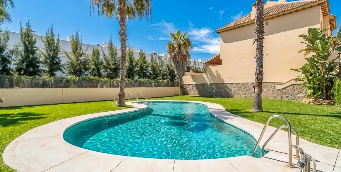 Sale of townhouse in Calahonda 5