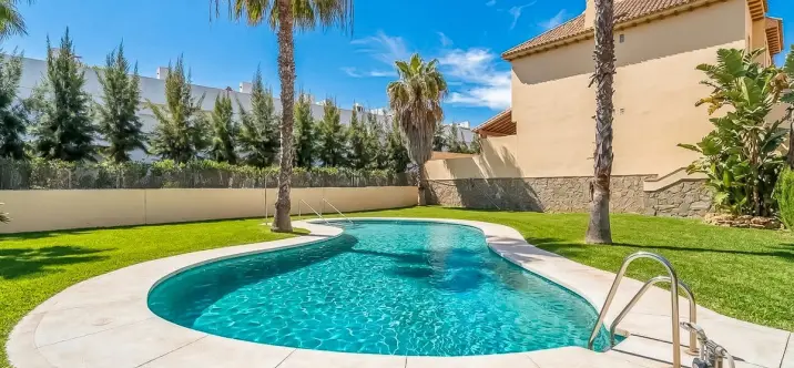 Sale of townhouse in Calahonda 4