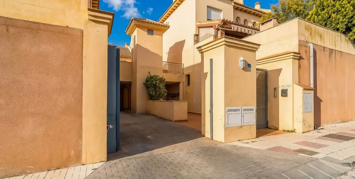 Sale of townhouse in Calahonda 7