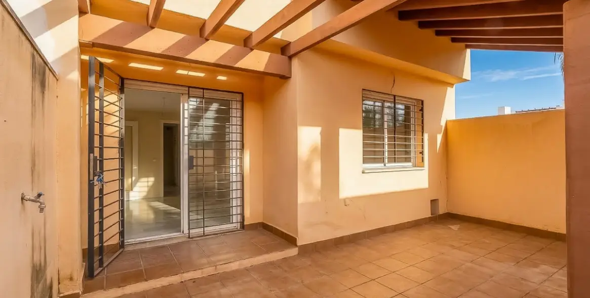 Sale of townhouse in Calahonda 11