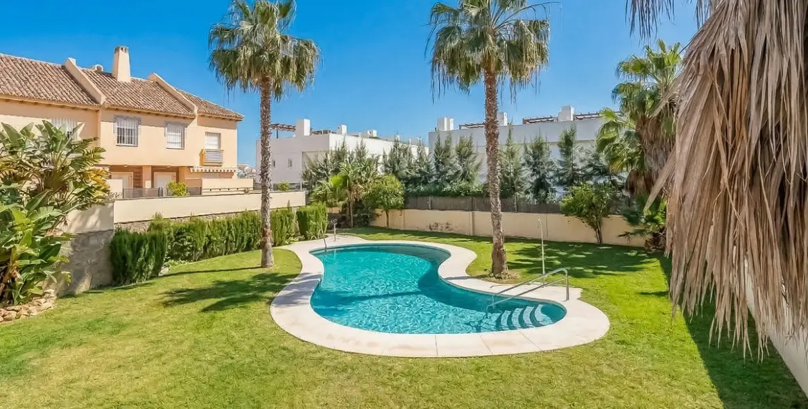 Sale of townhouse in Calahonda 3