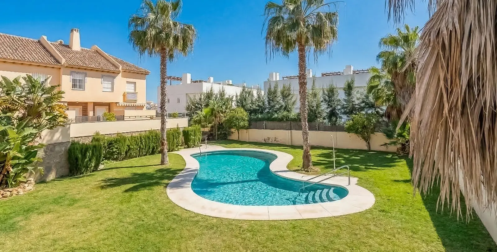 Sale of townhouse in Calahonda 3