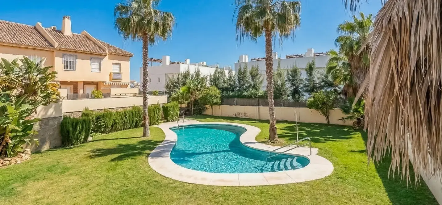 Sale of townhouse in Calahonda 2