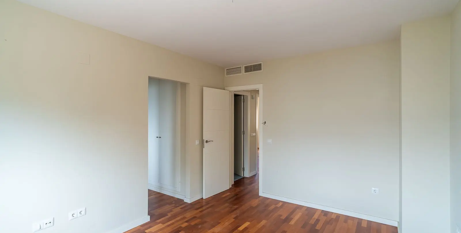 Sale of townhouse in Calahonda 24