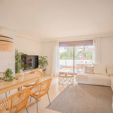 Sale of middle floor apartment in Estepona