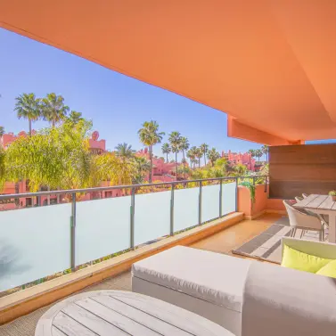 Sale of middle floor apartment in Estepona