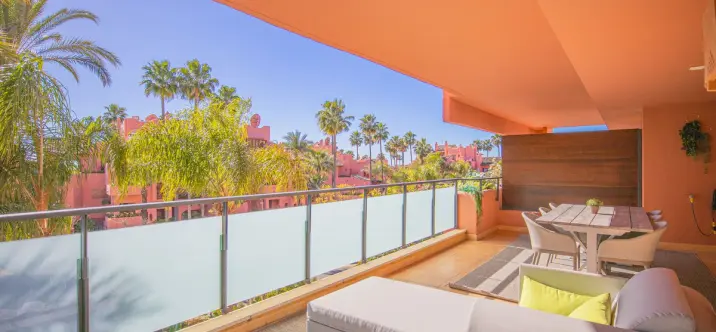 Sale of middle floor apartment in Estepona 1