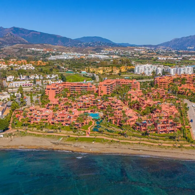 Venta de apartamento en planta media en New Golden Mile