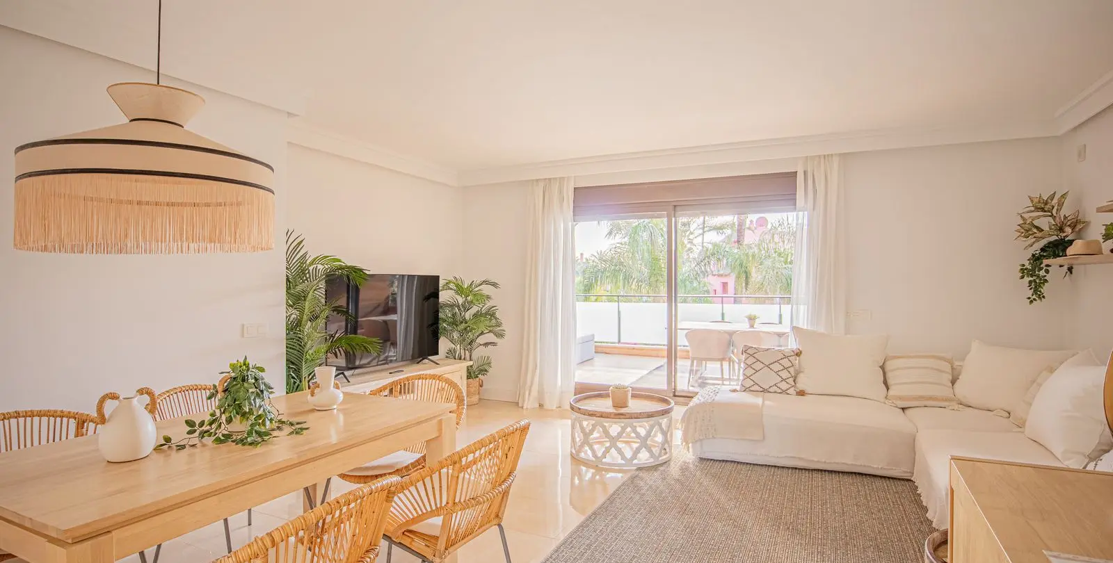 Sale of middle floor apartment in New Golden Mile 2