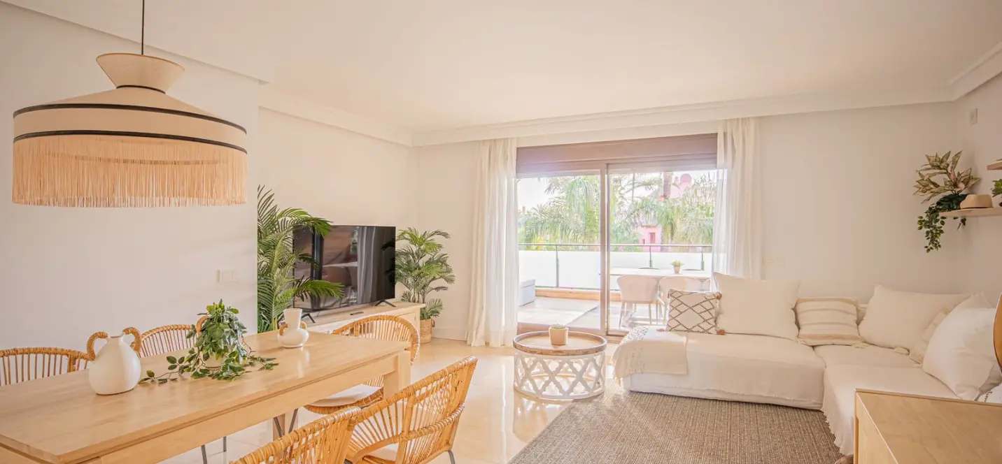 Sale of middle floor apartment in New Golden Mile 1