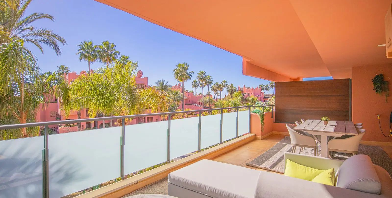 Sale of middle floor apartment in New Golden Mile 3