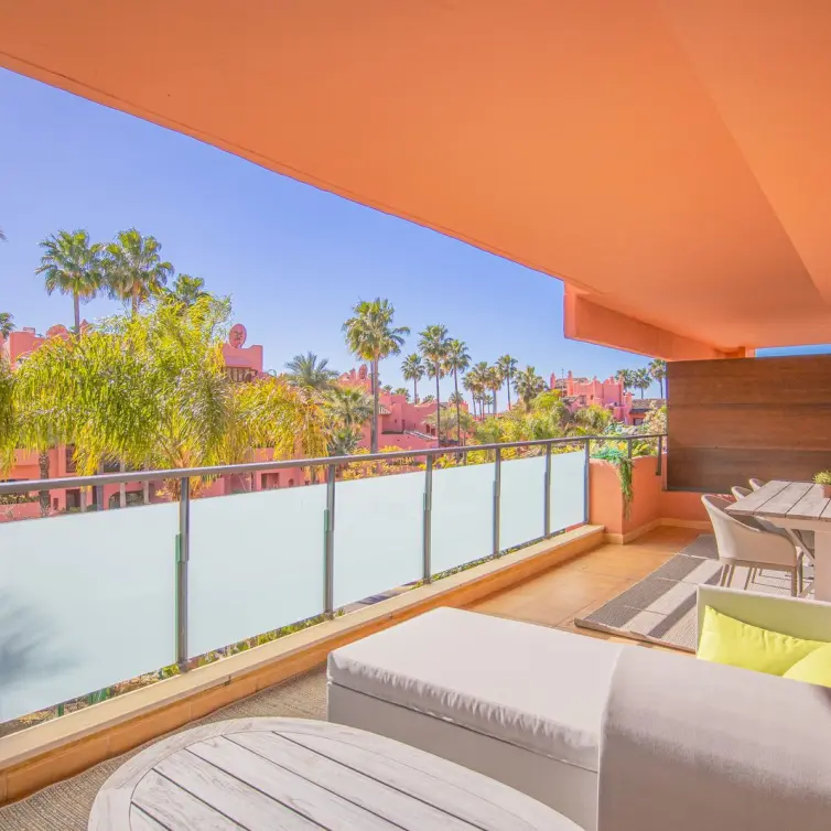 Venta de apartamento en planta media en New Golden Mile