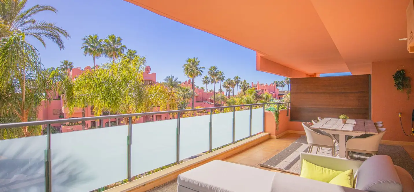 Sale of middle floor apartment in New Golden Mile 2