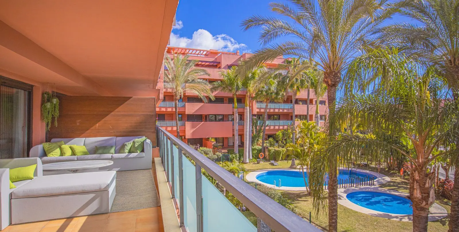 Sale of middle floor apartment in New Golden Mile 4