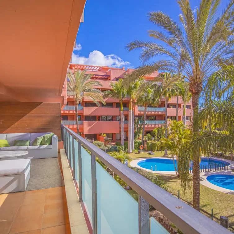 Venta de apartamento en planta media en New Golden Mile
