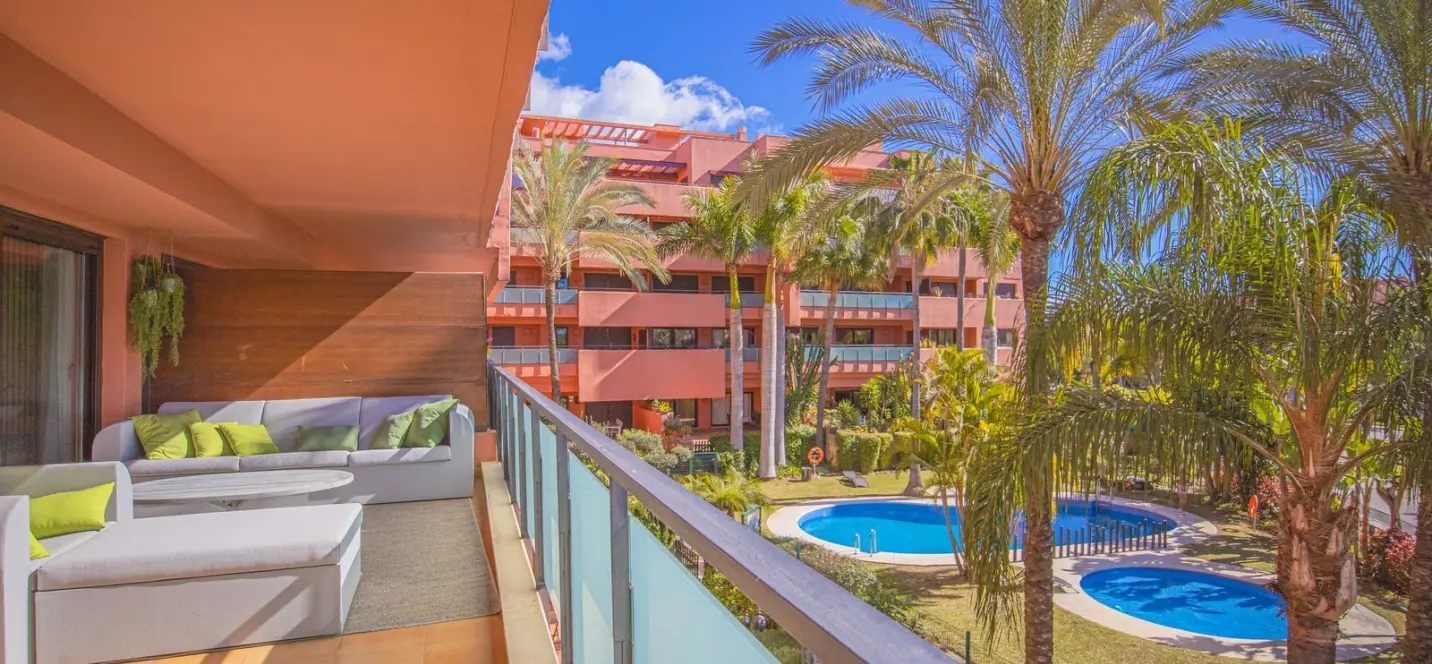 Sale of middle floor apartment in New Golden Mile 3