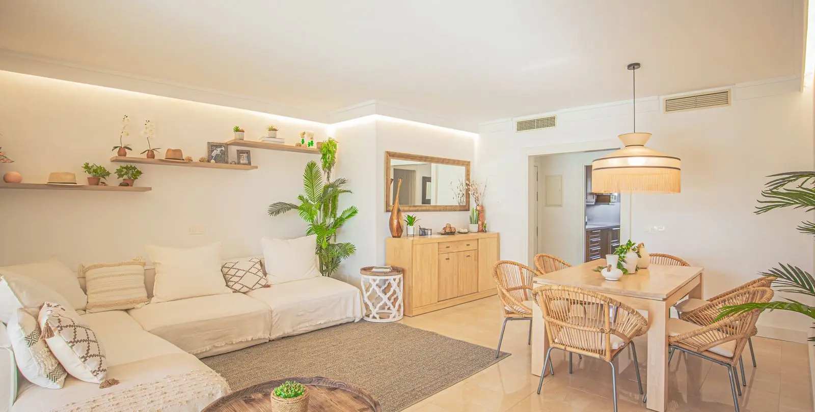Sale of middle floor apartment in New Golden Mile 5