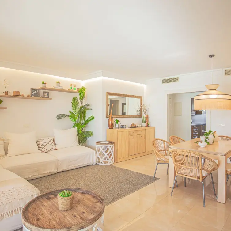 Venta de apartamento en planta media en New Golden Mile