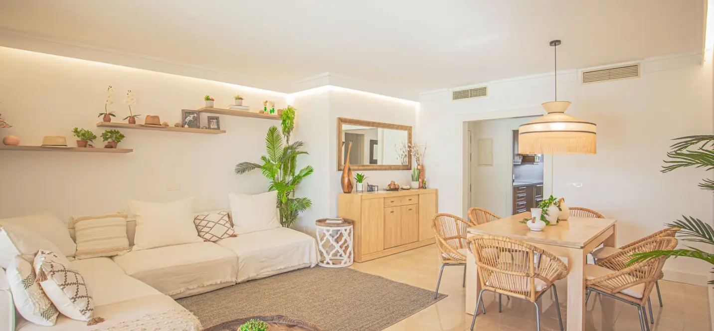Sale of middle floor apartment in New Golden Mile 4