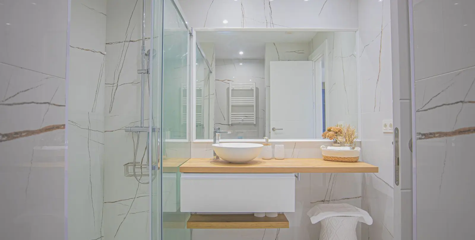 Sale of middle floor apartment in New Golden Mile 8