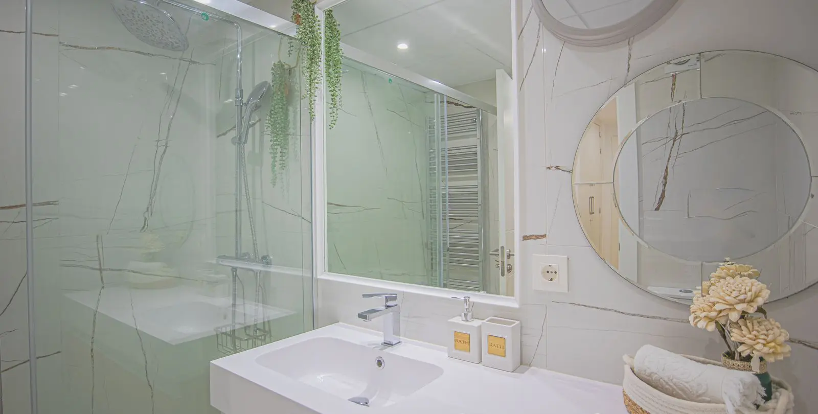 Sale of middle floor apartment in New Golden Mile 11