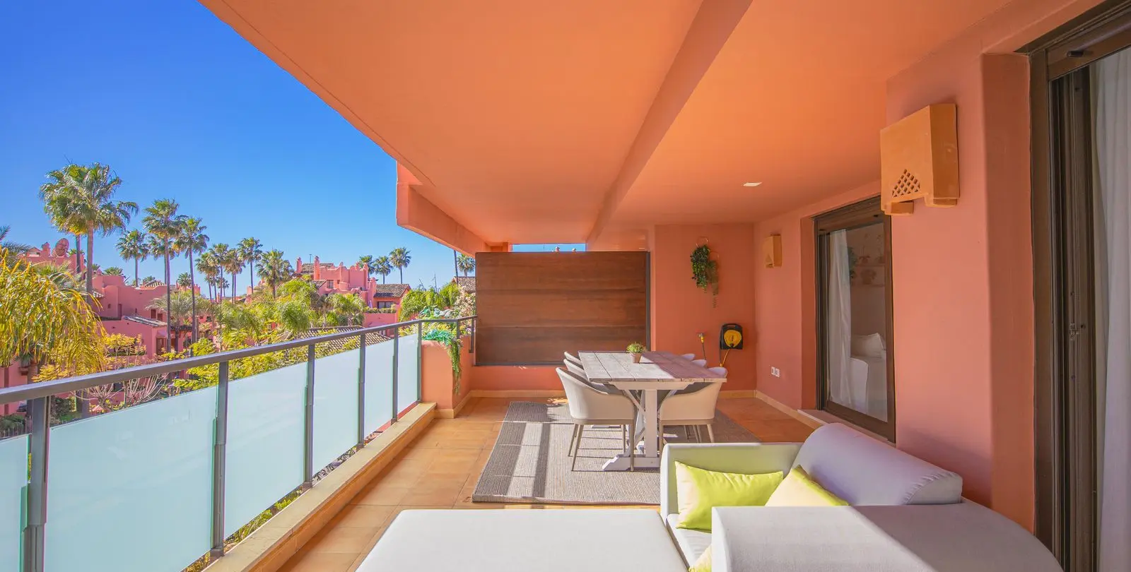 Sale of middle floor apartment in New Golden Mile 13