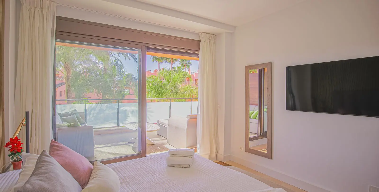 Sale of middle floor apartment in New Golden Mile 18