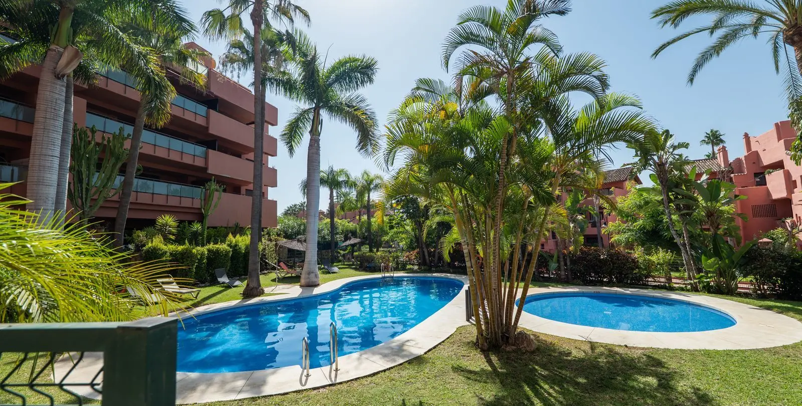 Venta de apartamento en planta media en New Golden Mile 1
