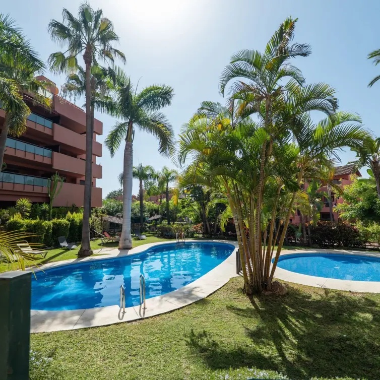 Venta de apartamento en planta media en New Golden Mile