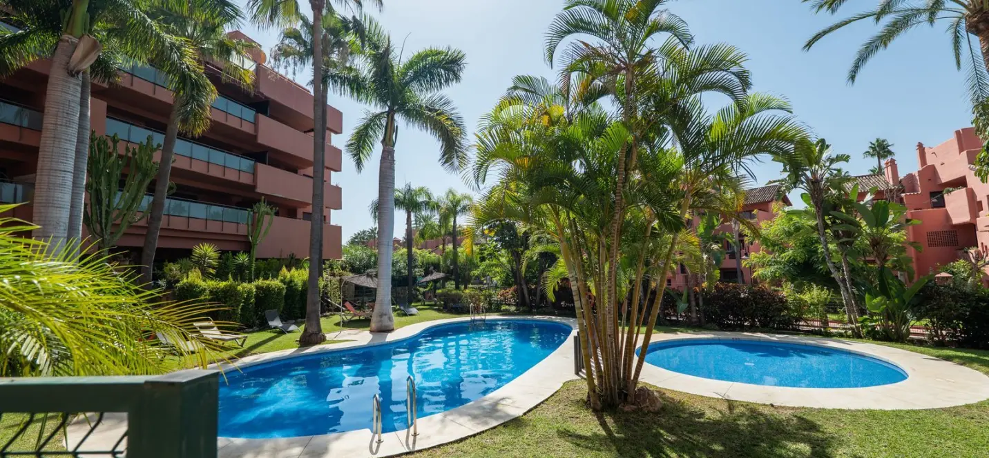 Venta de apartamento en planta media en New Golden Mile 0