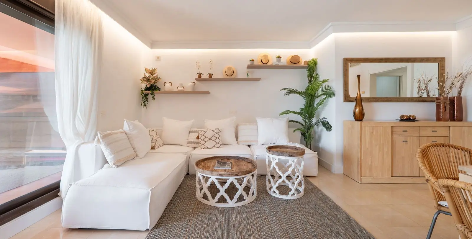 Venta de apartamento en planta media en New Golden Mile 2
