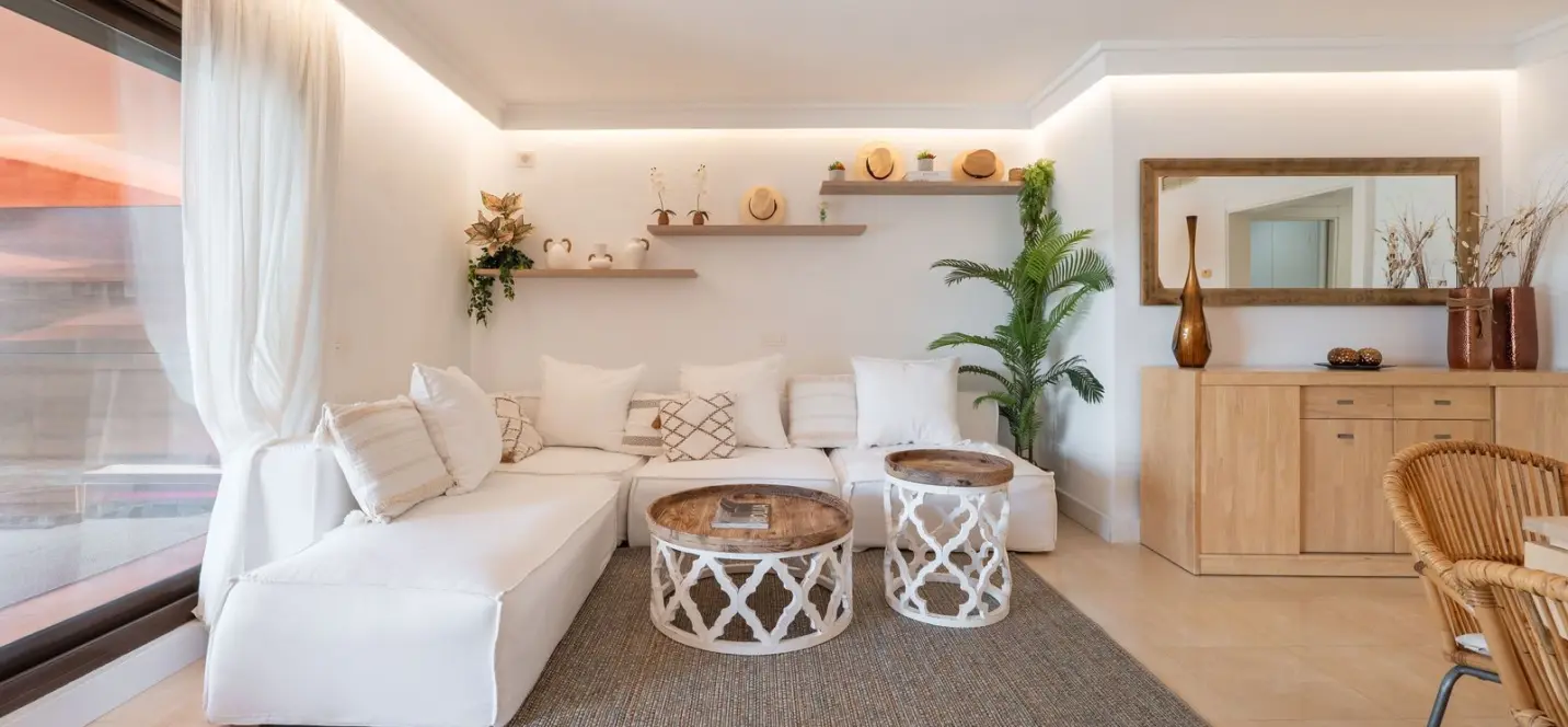 Venta de apartamento en planta media en New Golden Mile 1
