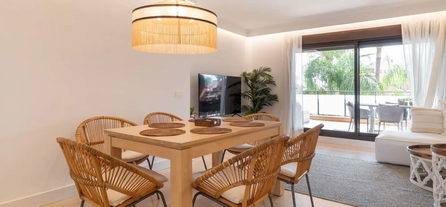 Venta de apartamento en planta media en New Golden Mile 2