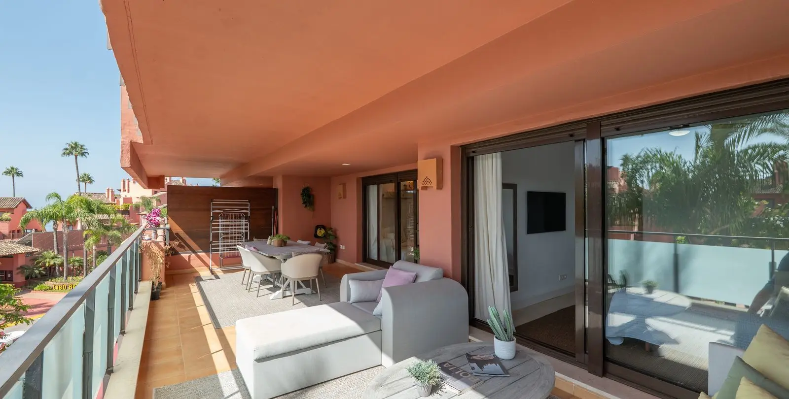 Venta de apartamento en planta media en New Golden Mile 4