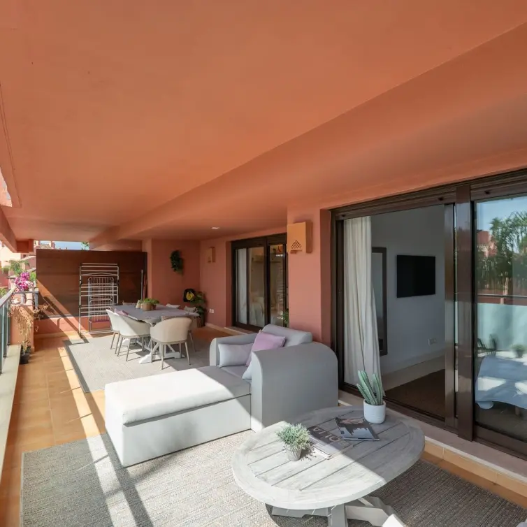 Venta de apartamento en planta media en New Golden Mile