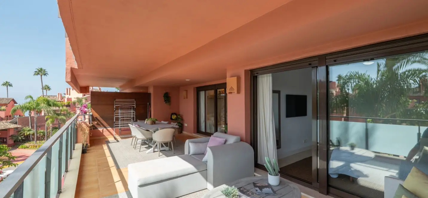 Venta de apartamento en planta media en New Golden Mile 3