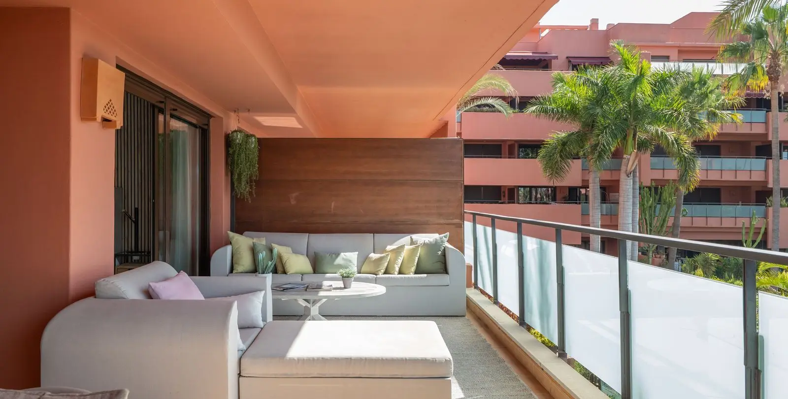Venta de apartamento en planta media en New Golden Mile 5