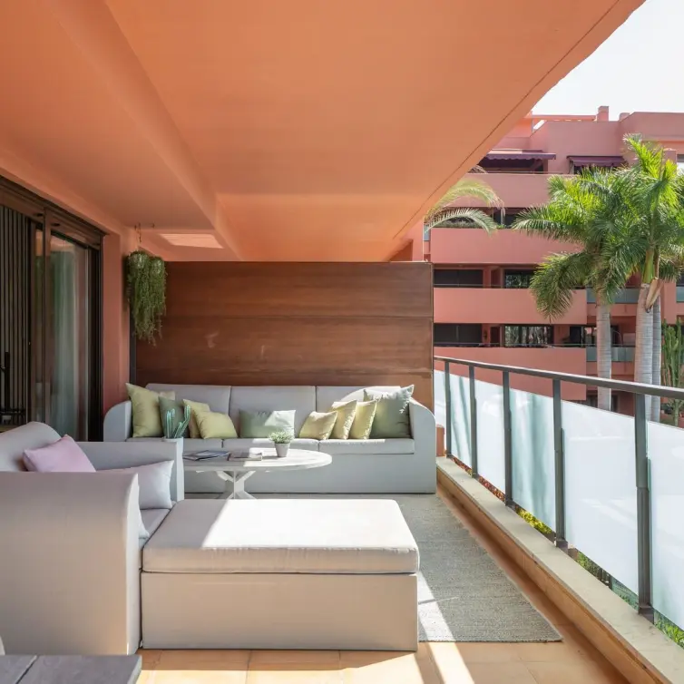Venta de apartamento en planta media en New Golden Mile