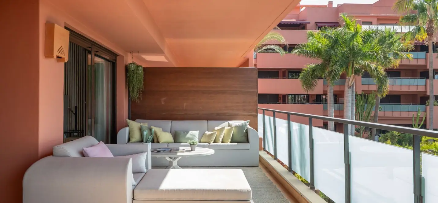 Venta de apartamento en planta media en New Golden Mile 4