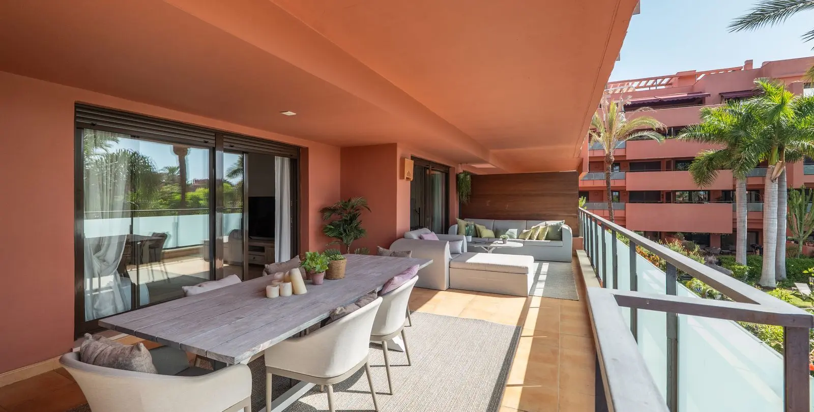 Venta de apartamento en planta media en New Golden Mile 6