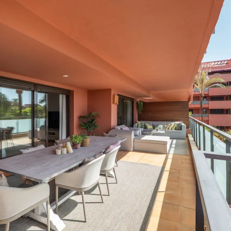 Venta de apartamento en planta media en New Golden Mile