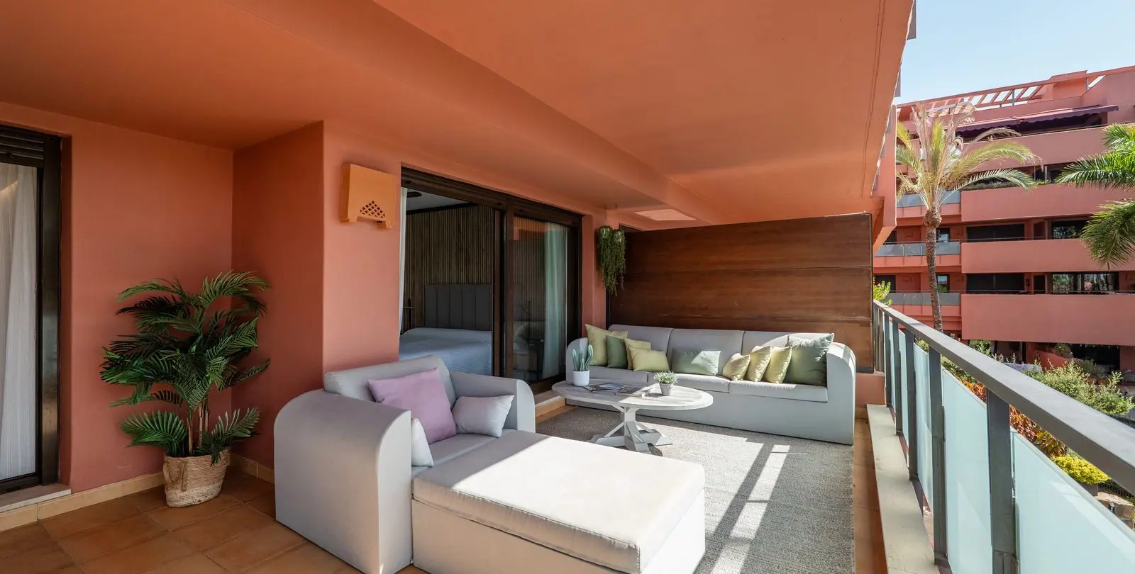 Venta de apartamento en planta media en New Golden Mile 7