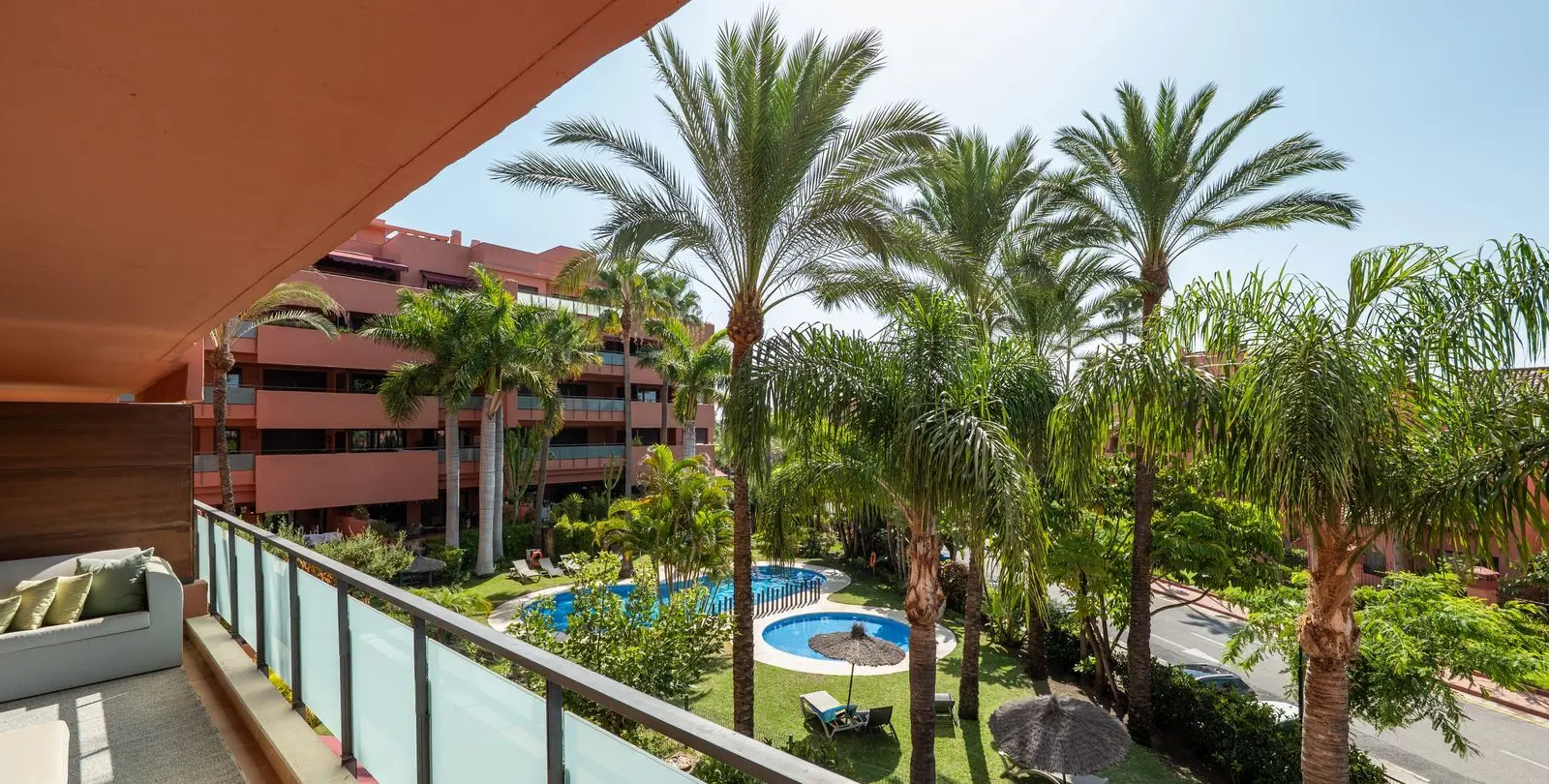Venta de apartamento en planta media en New Golden Mile 8