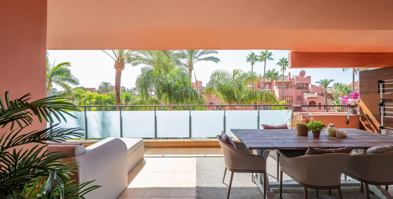 Venta de apartamento en planta media en New Golden Mile 9