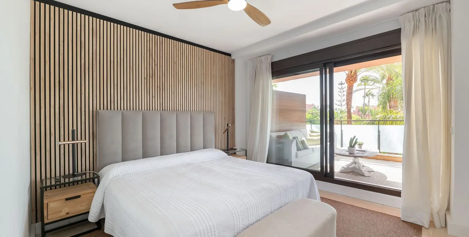 Venta de apartamento en planta media en New Golden Mile 10