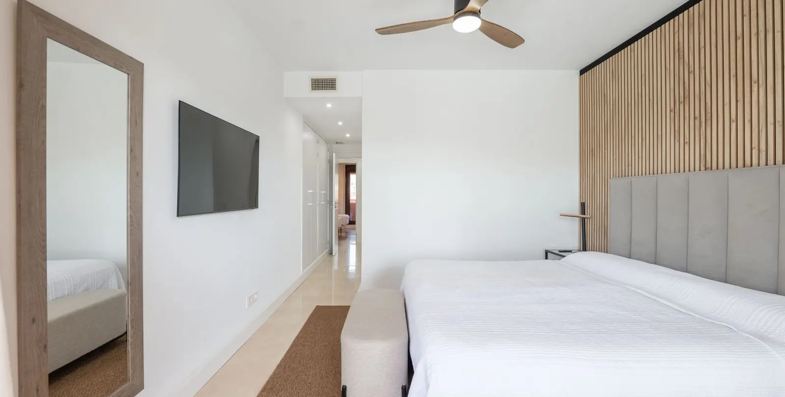 Venta de apartamento en planta media en New Golden Mile 11
