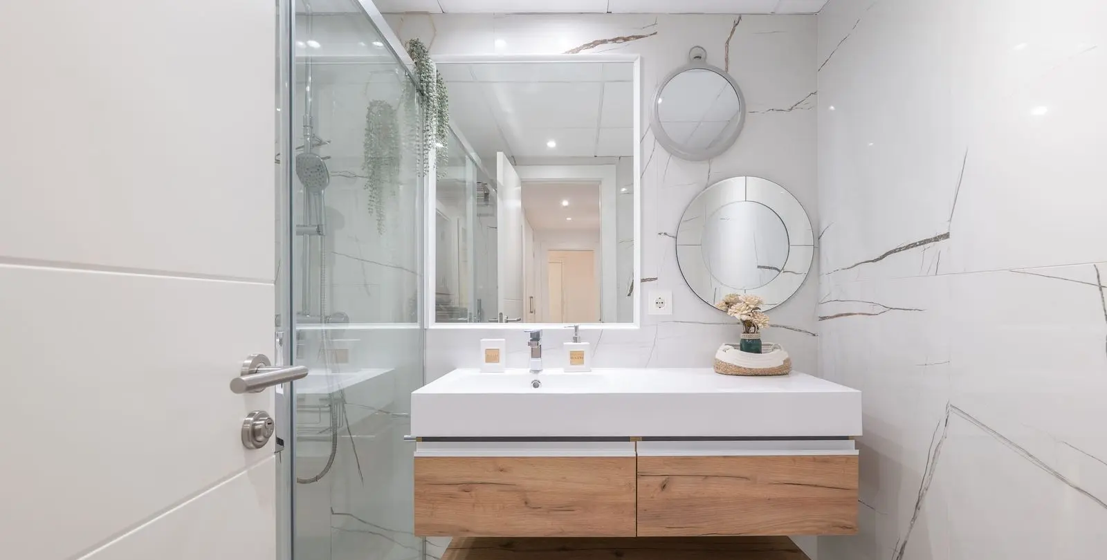 Venta de apartamento en planta media en New Golden Mile 12