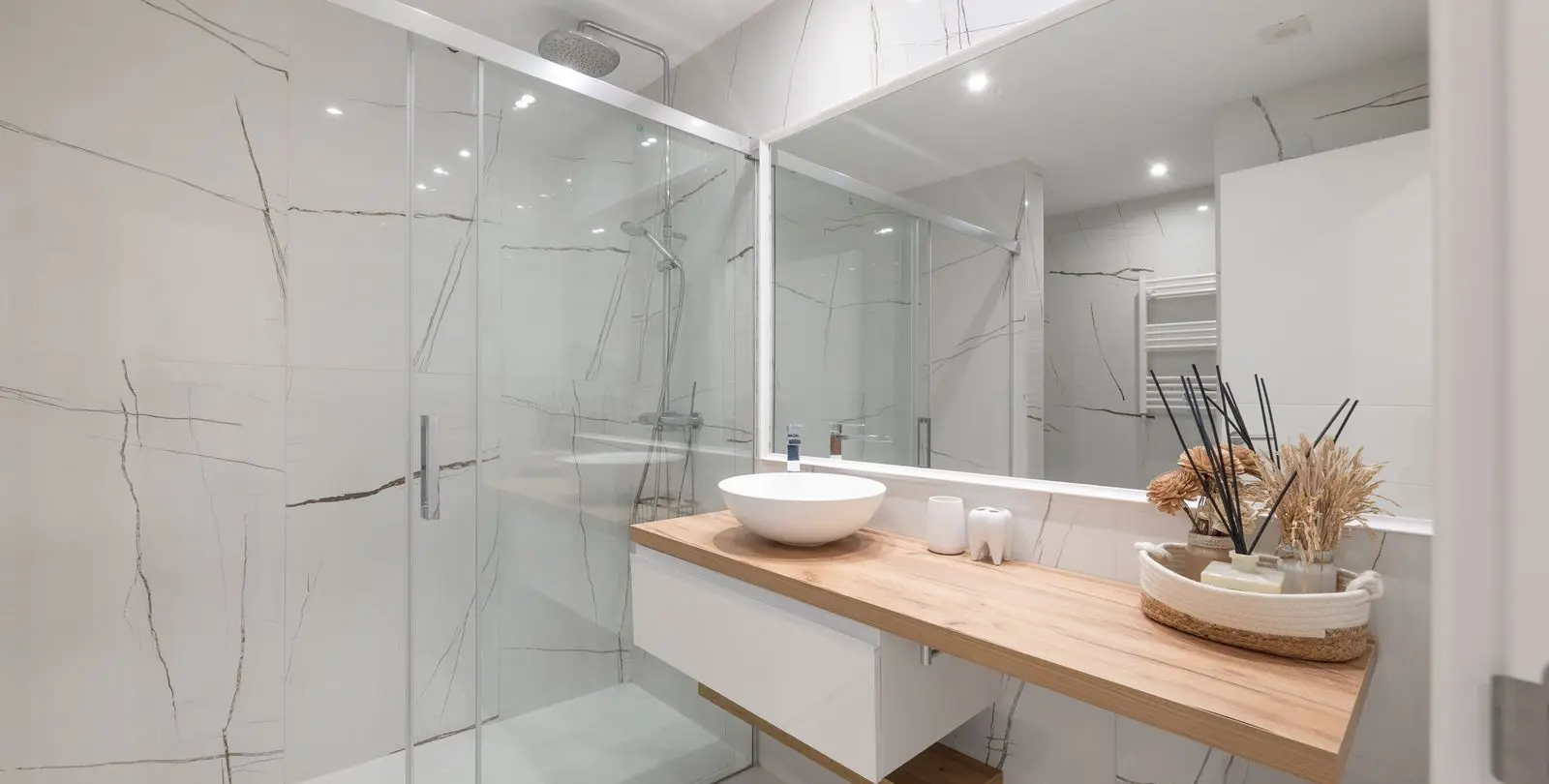 Venta de apartamento en planta media en New Golden Mile 13