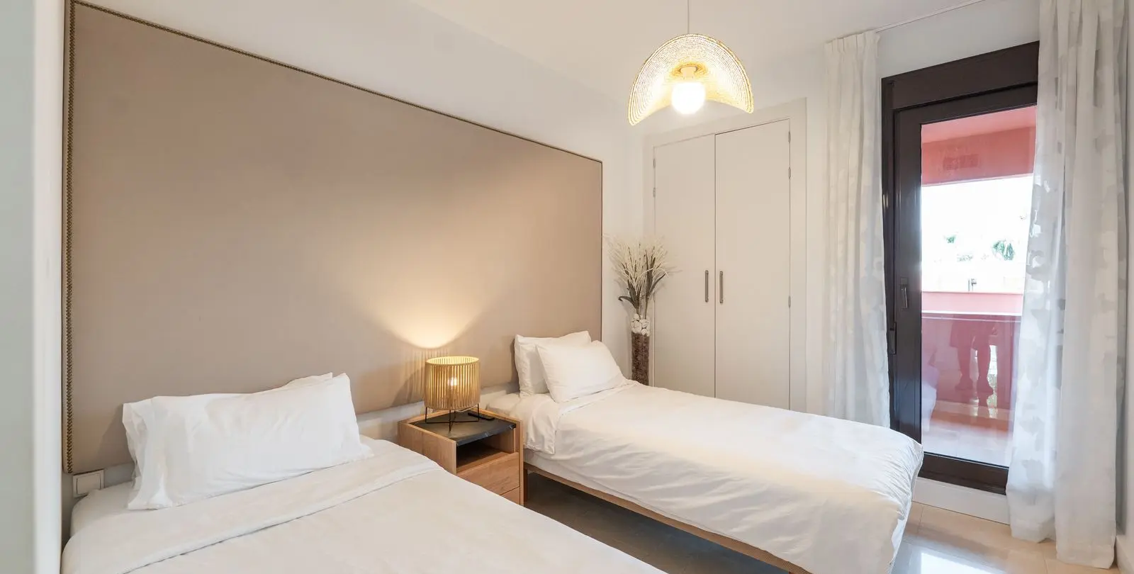 Venta de apartamento en planta media en New Golden Mile 14