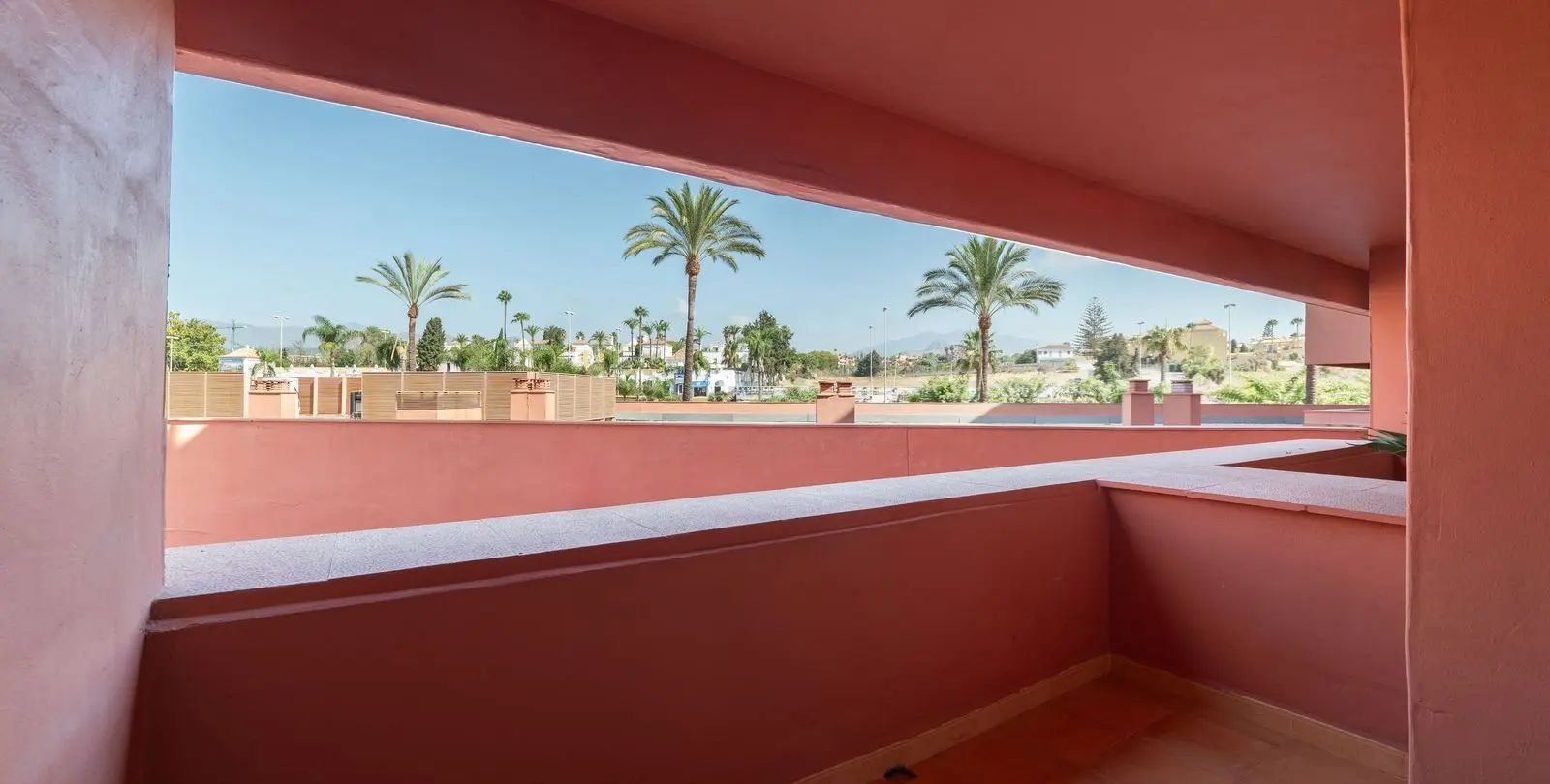 Venta de apartamento en planta media en New Golden Mile 15